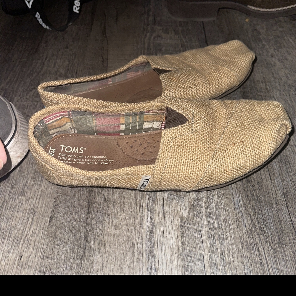 Toms - Picture 2 of 2